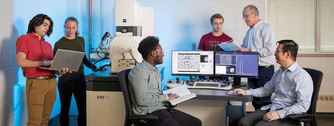 hamline students and professors using the microscope EVO 15